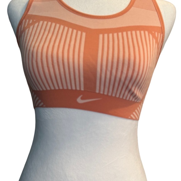 Nike woman’s racer back sports bra - Picture 2 of 7